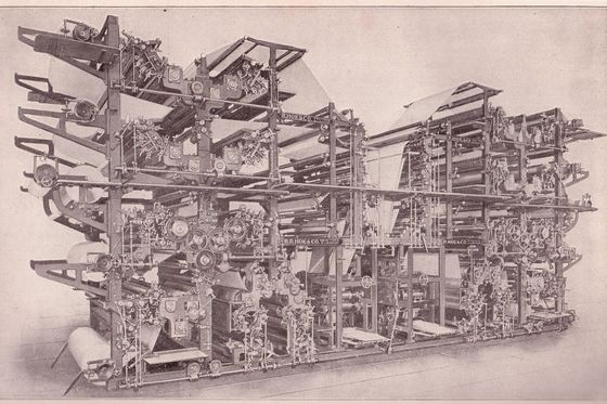 Historische Abbildung einer großen Rotationsdruckmaschine für Zeitungen mit Papierbahnen