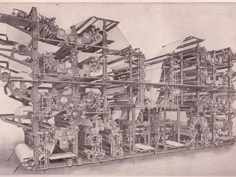 Historische Abbildung einer großen Rotationsdruckmaschine für Zeitungen mit Papierbahnen